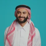 رجل يعلق لمظلات الدمام